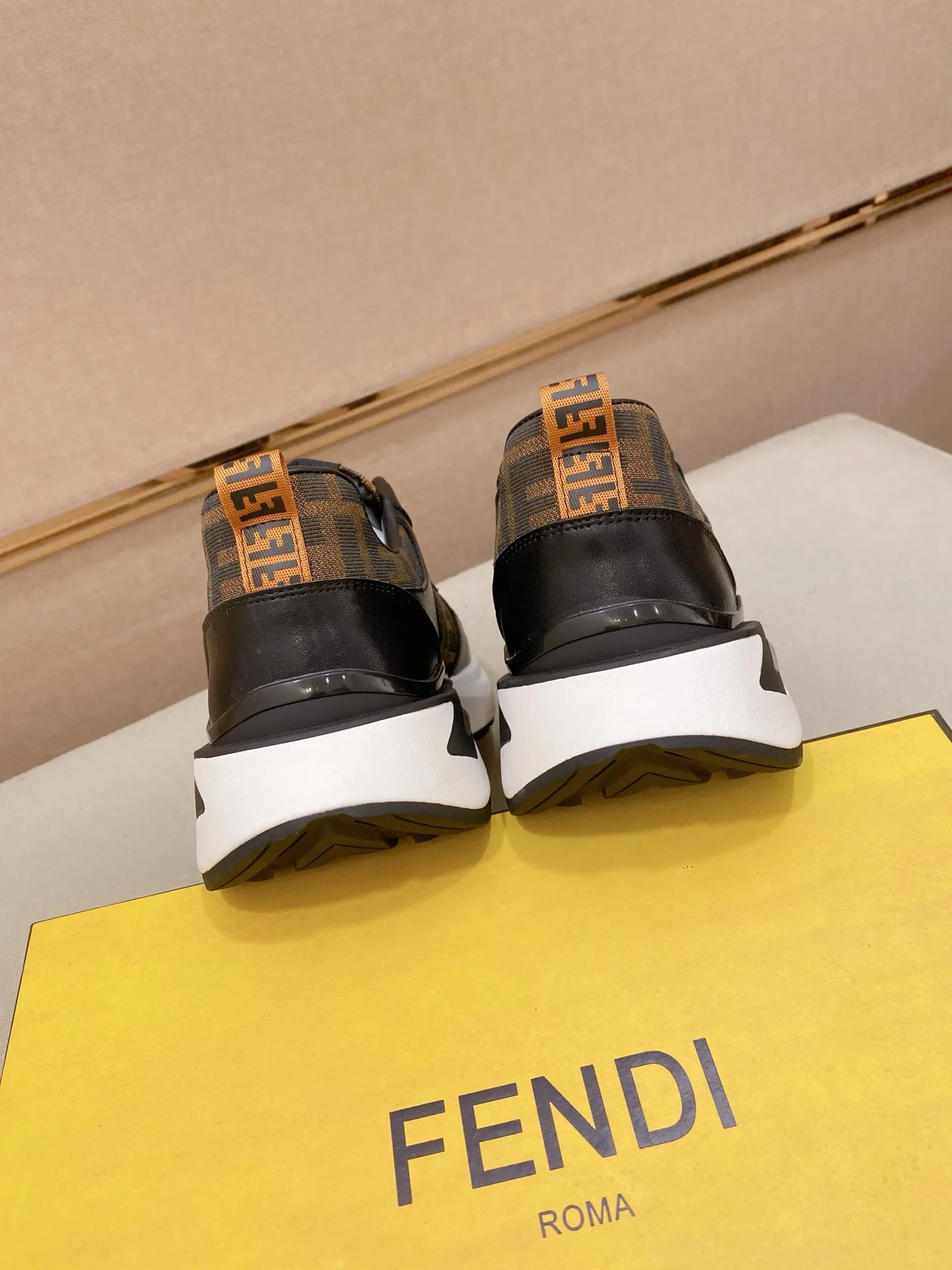 Men's shoes 💰 442💰 (FENDI) New style 👊🏻 upper 🇮🇹 imported cowhide fabric 🇩🇪 lining imported sheepskin lining. The original outsole is molded to reflect the identity of every man, and the upper foot is stable and elegant🚶🏻🚶🏻High-end customized original version📯No matter the wind or rain, the shoe last remains unchanged and can withstand the verification of time🔍️,🔵 Size: 38-44